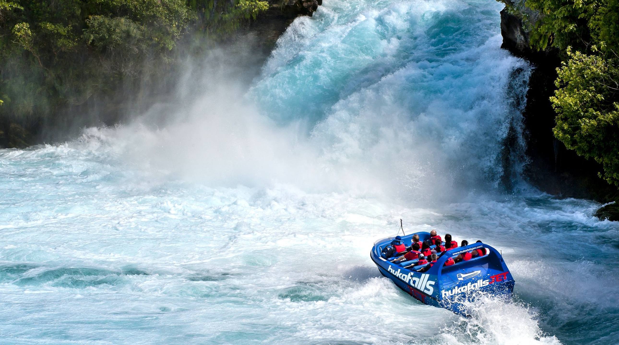 2504 img taupo town huka falls jet adrenaline jet boat huka falls waikato river large 2580x1440